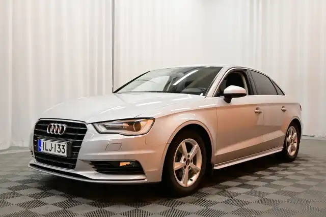 Harmaa Sedan, Audi A3 – ILJ-133