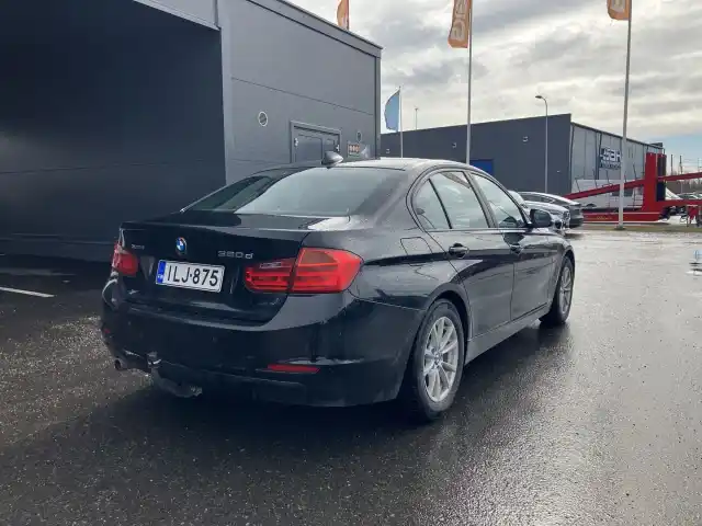 Musta Sedan, BMW 320 – ILJ-875