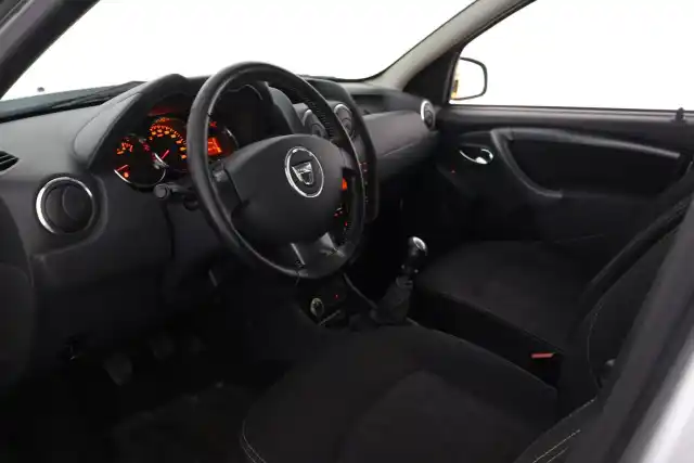 Harmaa Maastoauto, Dacia Duster – ILP-280