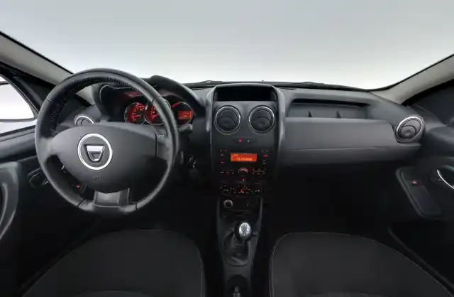 Harmaa Maastoauto, Dacia Duster – ILP-280
