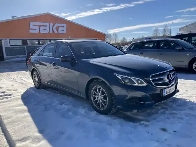 Sininen Sedan, Mercedes-Benz E – ILR-826