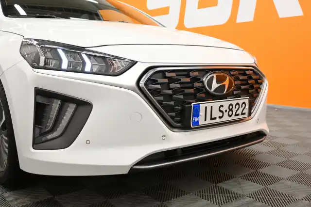 Valkoinen Viistoperä, Hyundai IONIQ PLUG-IN – ILS-822