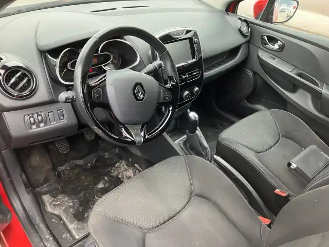 Punainen Viistoperä, Renault Clio – ILS-938