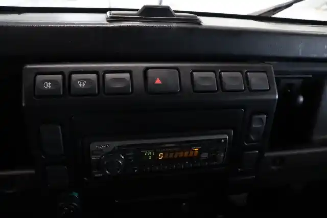 Valkoinen Avolava, Land Rover Defender – ILU-50