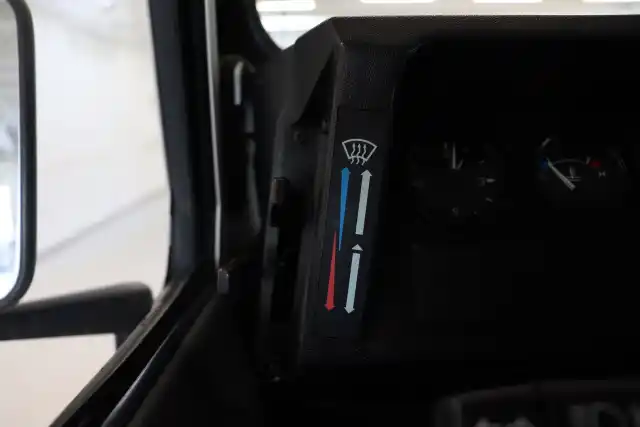 Valkoinen Avolava, Land Rover Defender – ILU-50