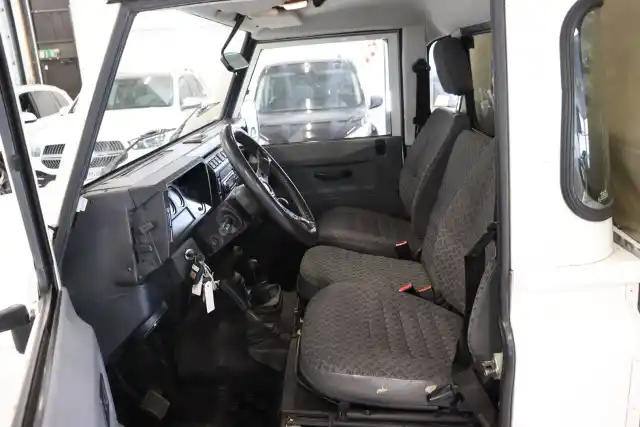 Valkoinen Avolava, Land Rover Defender – ILU-50