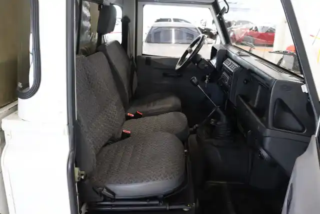 Valkoinen Avolava, Land Rover Defender – ILU-50