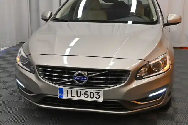 Ruskea Sedan, Volvo S60 – ILU-503