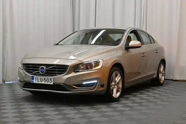 Ruskea Sedan, Volvo S60 – ILU-503