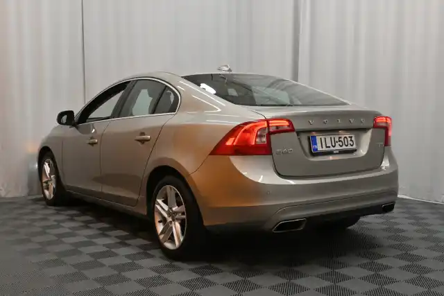 Ruskea Sedan, Volvo S60 – ILU-503