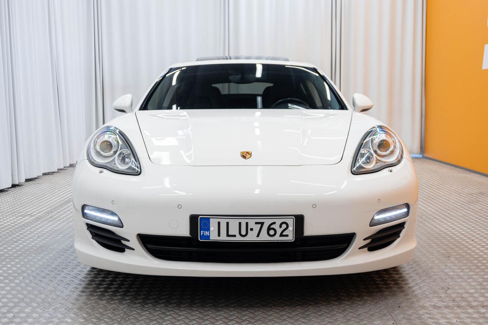 Valkoinen Sedan, Porsche Panamera – ILU-762