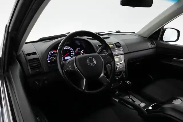 Musta Maastoauto, SsangYong Rexton – ILX-931