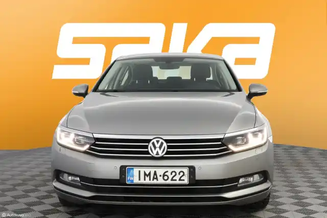 Harmaa Sedan, Volkswagen Passat – IMA-622