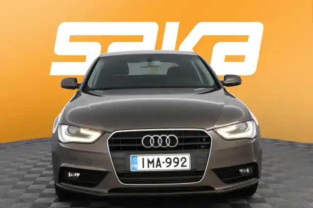 Harmaa Sedan, Audi A4 – IMA-992