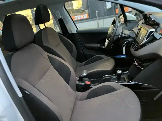 Valkoinen Viistoperä, Peugeot 2008 – IMB-517