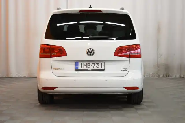 Valkoinen Tila-auto, Volkswagen Touran – IMB-731