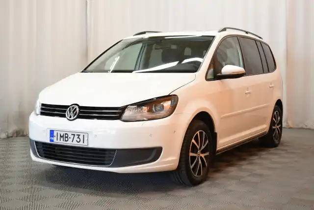 Valkoinen Tila-auto, Volkswagen Touran – IMB-731