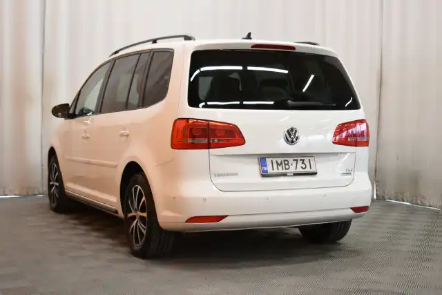 Valkoinen Tila-auto, Volkswagen Touran – IMB-731