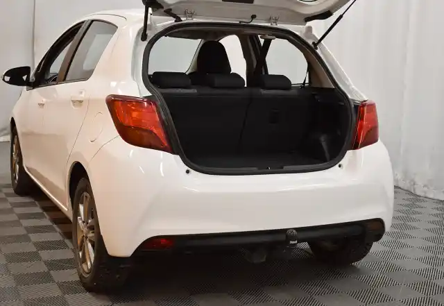 Valkoinen Viistoperä, Toyota Yaris – IMJ-337