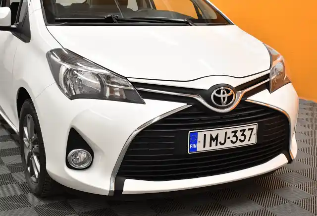 Valkoinen Viistoperä, Toyota Yaris – IMJ-337