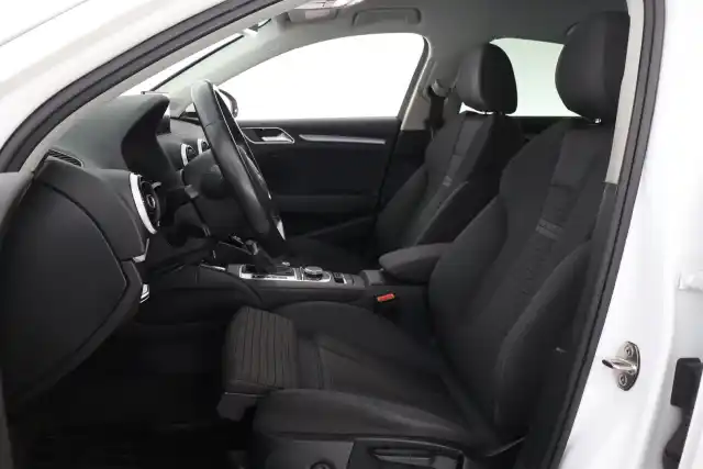 Valkoinen Sedan, Audi A3 – IMJ-374