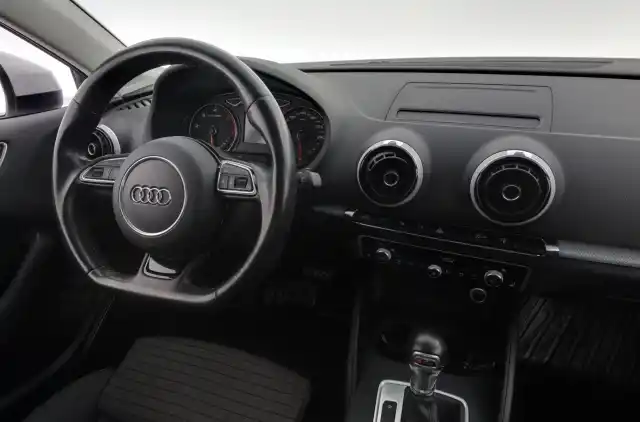 Valkoinen Sedan, Audi A3 – IMJ-374