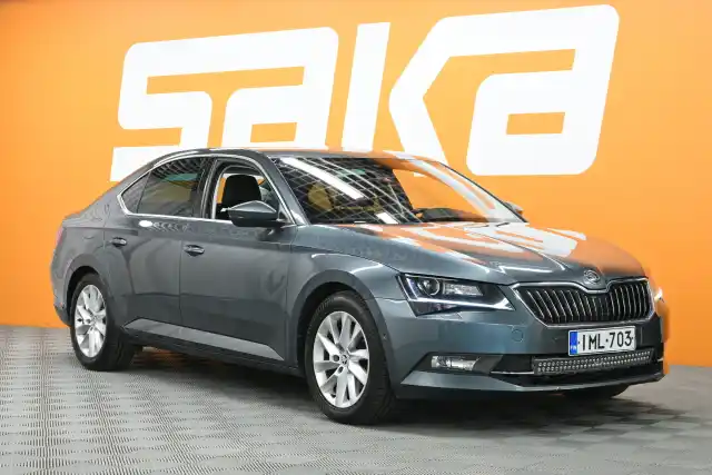 Harmaa Sedan, Skoda Superb – IML-703