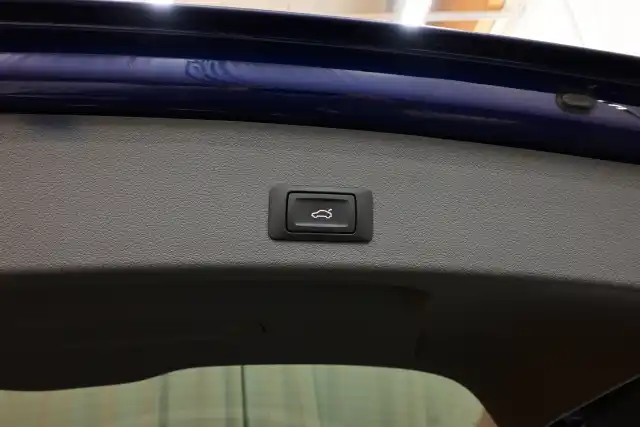 Sininen Maastoauto, Audi Q5 – IMM-285