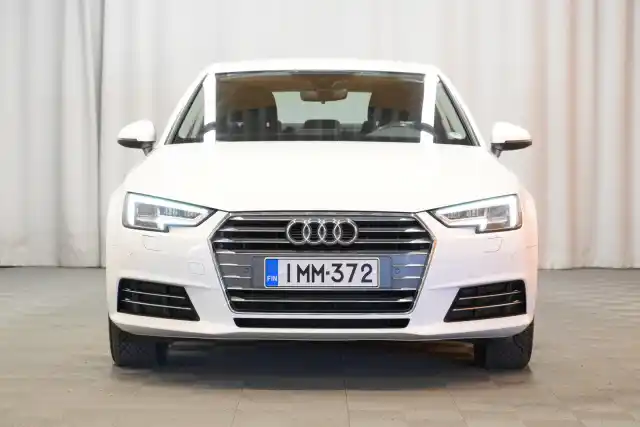 Valkoinen Sedan, Audi A4 – IMM-372