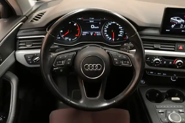 Valkoinen Sedan, Audi A4 – IMM-372