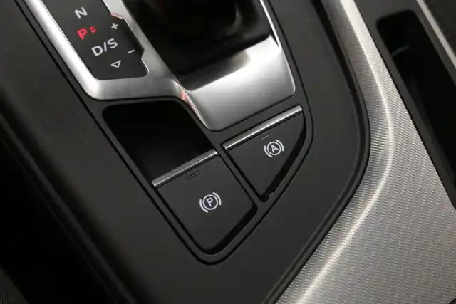 Valkoinen Sedan, Audi A4 – IMM-372