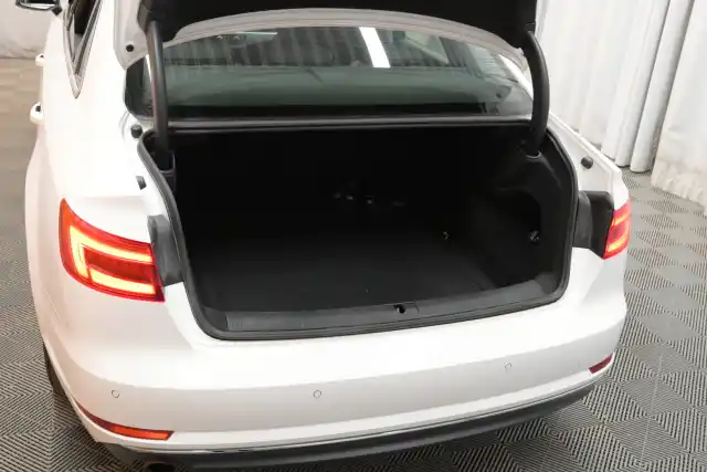 Valkoinen Sedan, Audi A4 – IMM-372