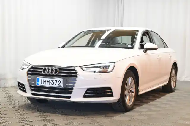 Valkoinen Sedan, Audi A4 – IMM-372