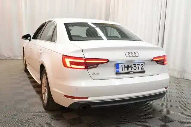 Valkoinen Sedan, Audi A4 – IMM-372