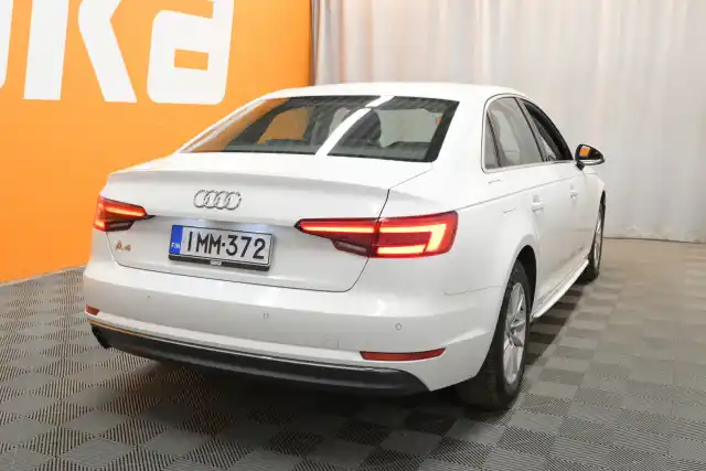 Valkoinen Sedan, Audi A4 – IMM-372