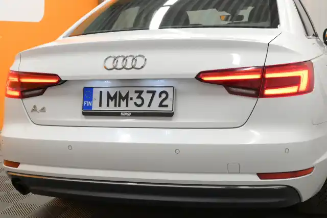 Valkoinen Sedan, Audi A4 – IMM-372