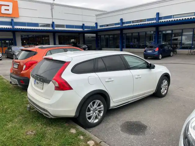 Valkoinen Farmari, Volvo V60 Cross Country – IMM-777