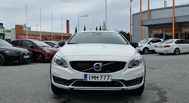 Valkoinen Farmari, Volvo V60 Cross Country – IMM-777