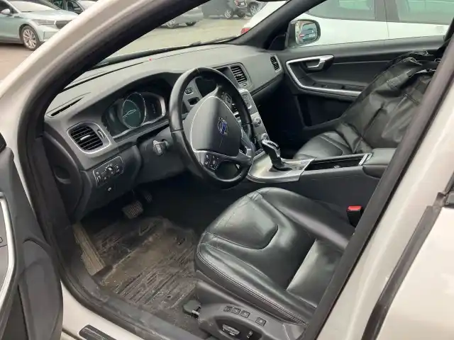 Valkoinen Farmari, Volvo V60 Cross Country – IMM-777