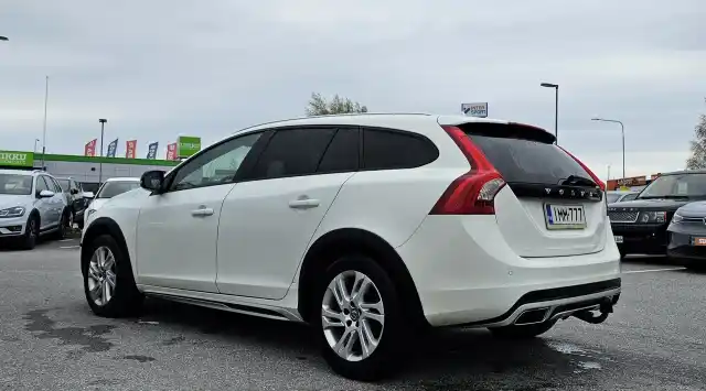 Valkoinen Farmari, Volvo V60 Cross Country – IMM-777