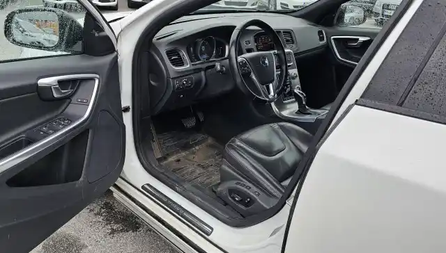 Valkoinen Farmari, Volvo V60 Cross Country – IMM-777