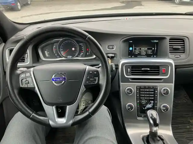 Valkoinen Farmari, Volvo V60 Cross Country – IMM-777
