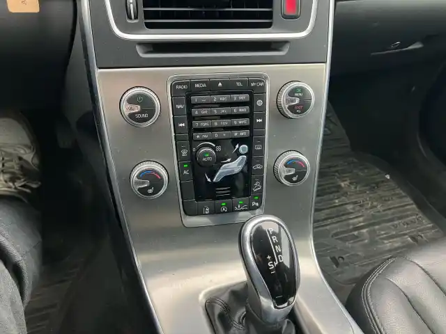 Valkoinen Farmari, Volvo V60 Cross Country – IMM-777
