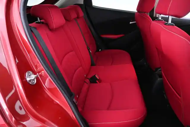 Punainen Viistoperä, Mazda 2 – IMN-956