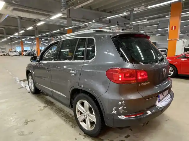 Harmaa Maastoauto, Volkswagen Tiguan – IMO-717