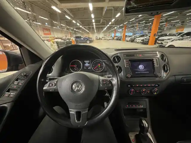 Harmaa Maastoauto, Volkswagen Tiguan – IMO-717