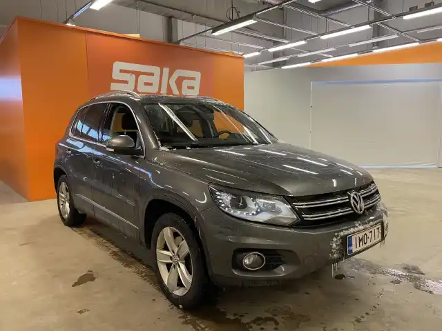 Harmaa Maastoauto, Volkswagen Tiguan – IMO-717