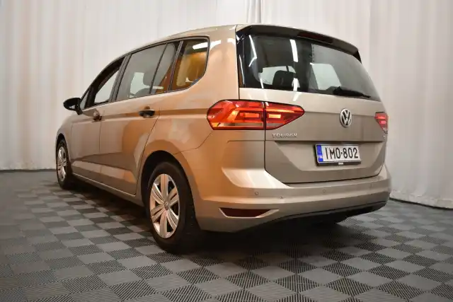 Beige Tila-auto, Volkswagen Touran – IMO-802