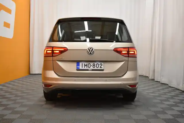 Beige Tila-auto, Volkswagen Touran – IMO-802