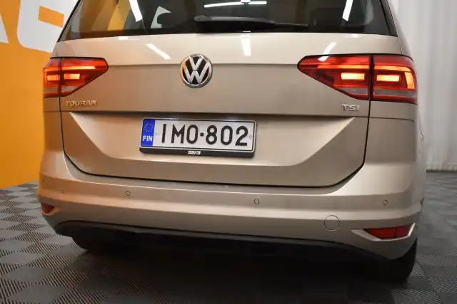 Beige Tila-auto, Volkswagen Touran – IMO-802